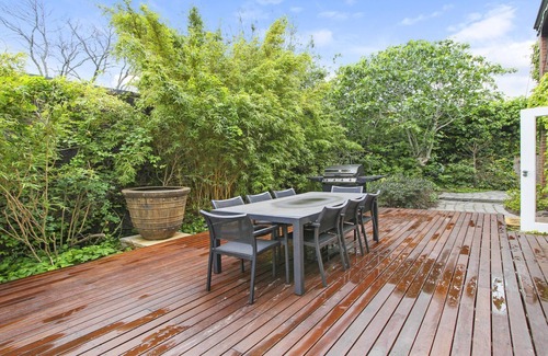 Brighton House | Lush Green Hideaway - two min stroll to beach