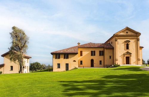 Castel San Pietro Terme House | Lush holiday home in Varignana with bubble bath