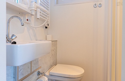 Lemmer Boat Rental | Lush houseboat with roof terrace in Lemmer