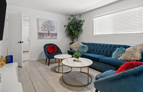 Chinatown House | Lush Modern Desert Inn 5 mins to Strip and Convention Fast Wifi 5 TVs Recliners