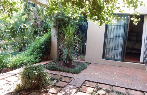 Greater Johannesburg Metropolitan Area Apartment | Lush retreat in the heart of Johannesburg's elegant northern suburbs