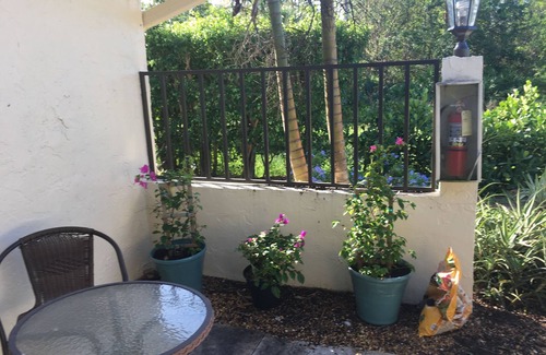 East Naples Villa | Lush Villa in golfing community close to Beaches and Shopping. 2 Golf Courses,