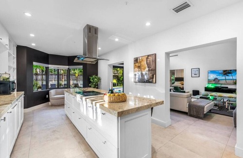 Northeast Coconut Grove House | Lush Villa with heated Pool sleeps 13, Location!