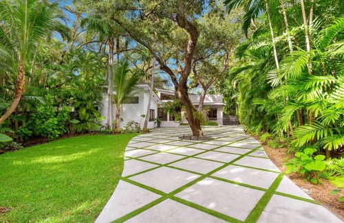 Northeast Coconut Grove House | Lush Villa with heated Pool sleeps 13, Location!