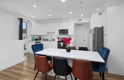 Harbor Gateway South House | Lustrous Abode 4B3B QUEEN BEDS