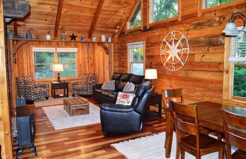 Stanardsville Cabin | Luvin on the Ridge | 2 Bed, 3 Bath