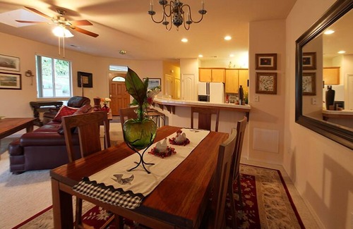Three Rivers Villa | Lux 2/2 w/firepit next to Kaweah River & 10 min from Sequoia National Park