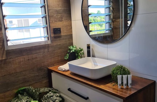 Stuart Park House | LUX 3 BEDROOM TOWNHOUSE with SPA/CHAMPAGNE STAYS DARWIN. 5 Minutes to CBD.
