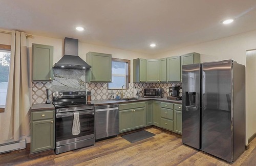 Livingston House | Lux 3BR Mtn Family Retreat by Sweetheart Stays