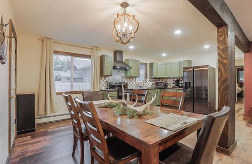 Livingston House | Lux 3BR Mtn Family Retreat by Sweetheart Stays