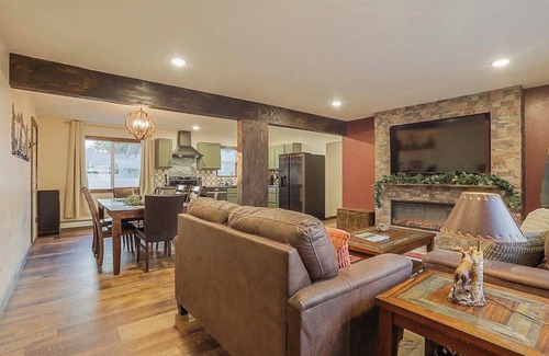 Livingston House | Lux 3BR Mtn Family Retreat by Sweetheart Stays