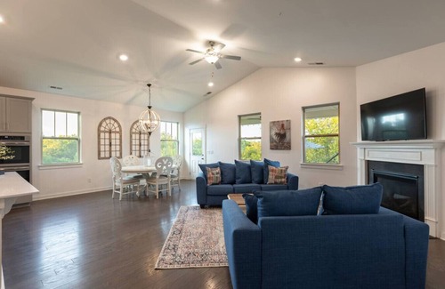 Thompson's Station House | Lux: 4BR/4BA game room, gym, near Nashville!