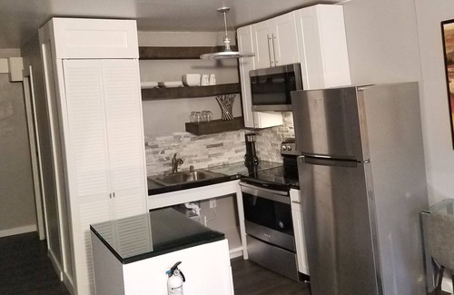 Beacon Apartment | LUX APT King Bed, washer dryer dishwasher.