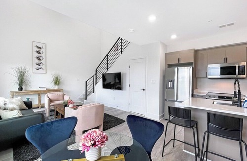 Brookland Bed & Breakfast | LUX Brookland Penthouse | RoofDeck | Skyline View