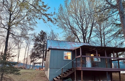 Newton County Cabin | Lux Cabin: Buffalo River, hiking trails, waterfalls, WiFi, Laundry, Dog friendly