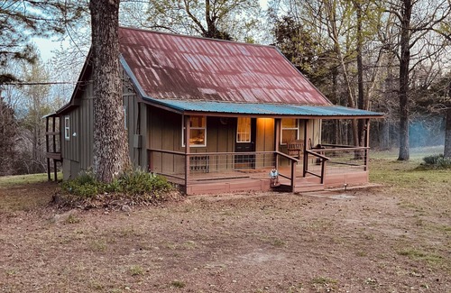 Newton County Cabin | Lux Cabin: Buffalo River, hiking trails, waterfalls, WiFi, Laundry, Dog friendly