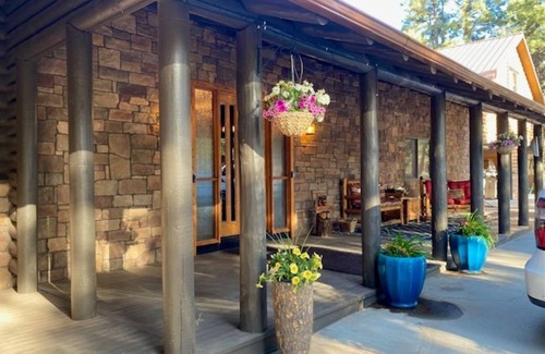 Flagstaff House | LUX Cabin on 6 beautiful acres. BEST IN FLAGSTAFF! Large groups welcome!