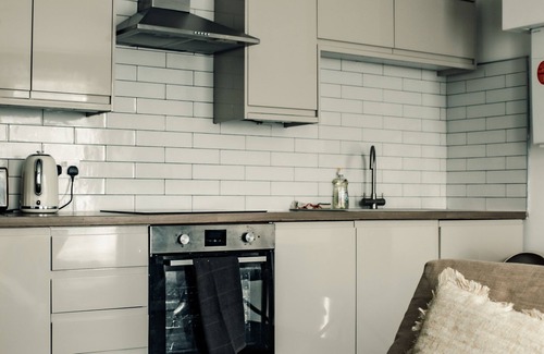 Kirkheaton Apartment | Lux & Comfort At Dealhouse Apt King Bed