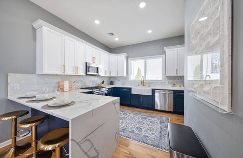 The Heights Apartment | Lux Condo 20 mins from Times Sq. With NYC Vistas