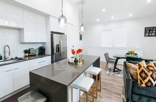 OST - South Union House | LUX & COZY Downtown Houston Home. 6 Mins to Med-Ctr & 8 Mins to NRG Stadium!