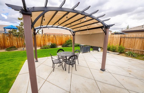 Greenacres House | Lux Cozy Model Home. King Beds, 86" TV, Sleeps 8