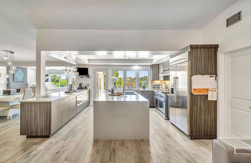 Woodland Hills House | Lux. Entertainer's Home W/Infinity Pool & View!