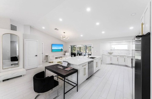 Central Naples House | Lux Fam Pool/Spa Pcklbl By Beach Private Home 8ppl