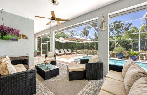 Naples Park House | Lux Family 3 BR With Pool Villa Walk To Beach and Mercato