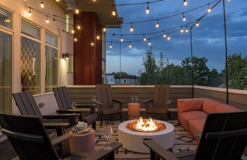 Regis House | Lux Family Retreat: Hot Tub, Gym, Sauna, Fire Pit