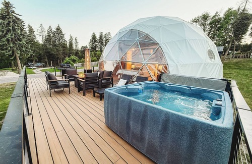 Lakeside House | Lux Glacier Dome Hot Tub Sauna Walk 2 FlatheadLake 45 mins from Glacier