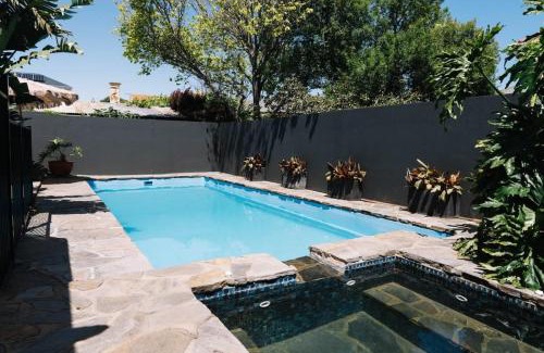 Glenelg South House | LUX Glenelg - Pool 4BD 3BA Sleeps 13