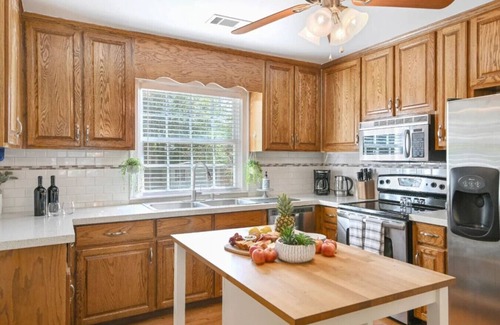Montgomery House | Lux Golf & Relaxing Retreat Home