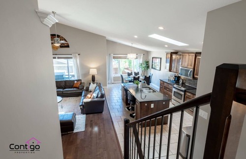 South Lethbridge House | Lux Haven | Sleeps 8 | AC, Balcony | Close to YQL
