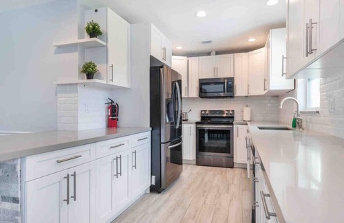 Driftwood House | Lux Hollywood Oasis w/Pvt Heated Pool, Patio & BBQ