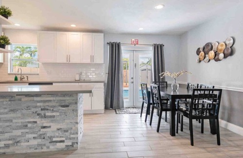 Driftwood House | Lux Hollywood Oasis w/Pvt Heated Pool, Patio & BBQ