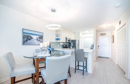 Jupiter Bay Condo | Lux Jupiter Bay condo w Fab Sunrise Lake Views close to beach