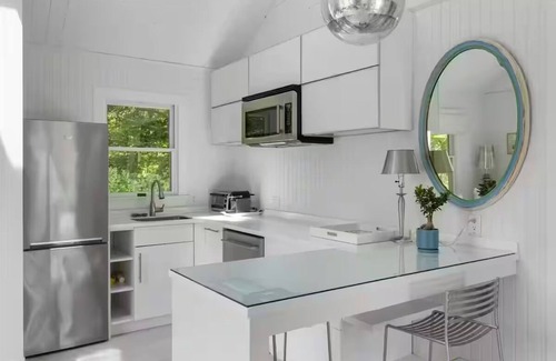 Village of East Hampton House | LUX KING Suite East Hampton Village Estate SOH