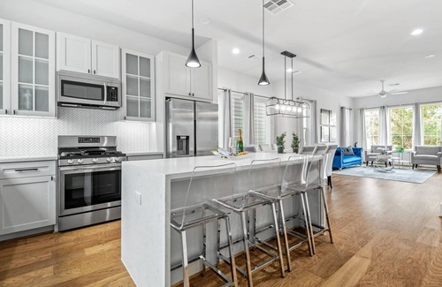 Greater East End House | Lux Living/Rooftop/Private Chef & King Suite Downtown Oasis