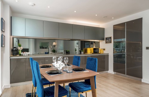 Stratford and New Town Apartment | Lux London Kew Bridge double balcony condo free parking