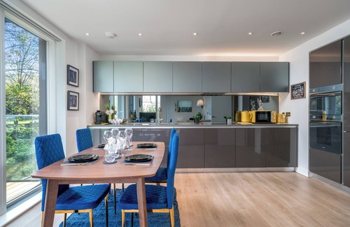 Stratford and New Town Apartment | Lux London Kew Bridge double balcony condo free parking