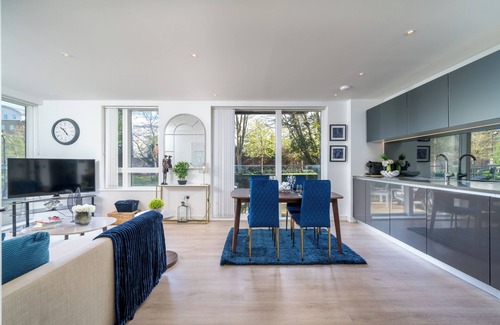 Stratford and New Town Apartment | Lux London Kew Bridge double balcony condo free parking