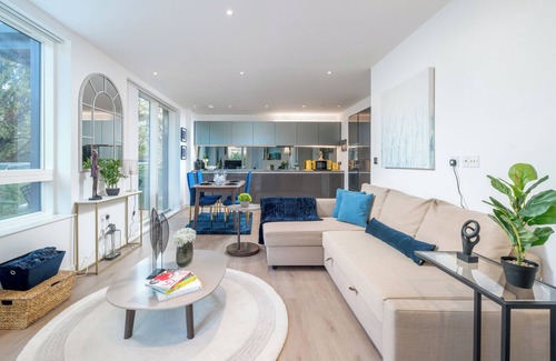 Stratford and New Town Apartment | Lux London Kew Bridge double balcony condo free parking