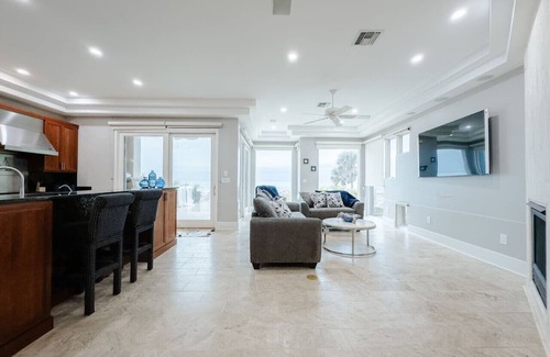 Madeira Beach Apartment | Lux Maderia Beachfront Home