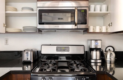 La Brea Apartment | Lux Mid-Wilshire 2BR w/Sundeck, BBQ, near The Grove, by Blueground