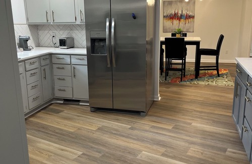 Fayetteville House | Lux MidCentury Mod! Sleeps 12! Movie thtr, bar & poker, gym, game rm, putt-patio