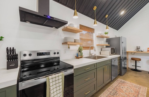 Waynesville House | LUX Mountain Barndominium Getaway/BRAND NEW/Sleeps 6/4 mi to Main St