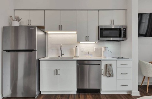 Edgehill Apartment | Lux Music Row Studio w/Pool 1 mile to Broadway!