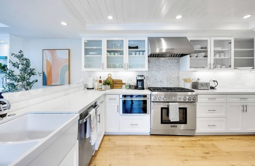 Balboa Peninsula House | LUX Newport Stunning home Step to the Sand, PIER!