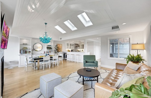 Balboa Peninsula House | LUX Newport Stunning home Step to the Sand, PIER!