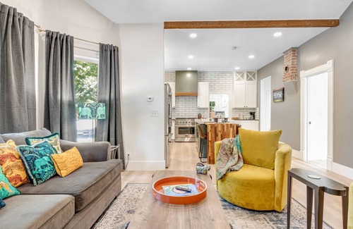 North End House | Lux North End Gem w/Gourmet Kitchen and Spa-Inspired Master Bathroom | 10 min Walk to Hyde Park